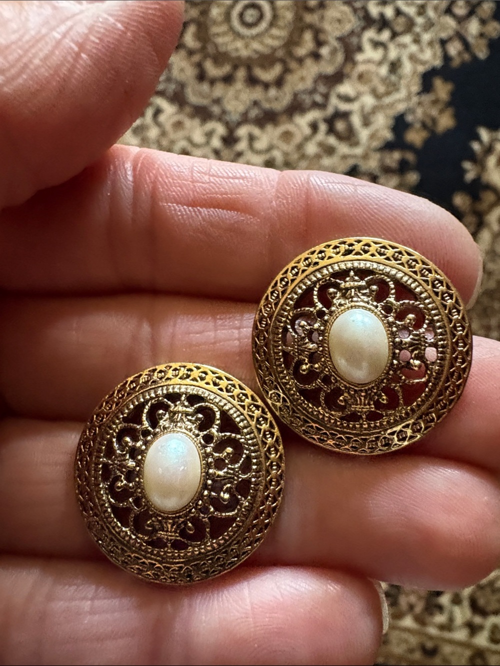 VINTAGE GOLD-TONE ROUND FILIGREE FLUORESCENT PEARL CENTER POST 1.3" EARRINGS